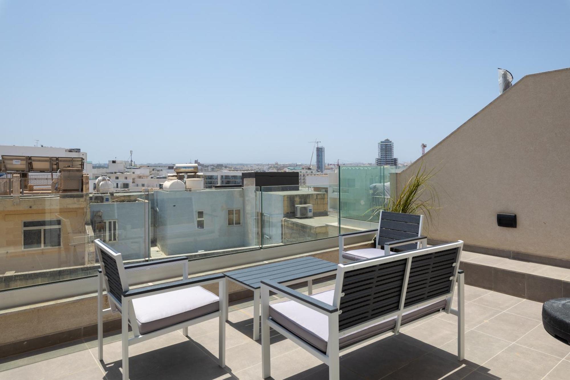 Modern 2Br Cosy Apartment With Large Terrace - Close To Manoel Island & Tigne Shopping Mall Sliema Buitenkant foto