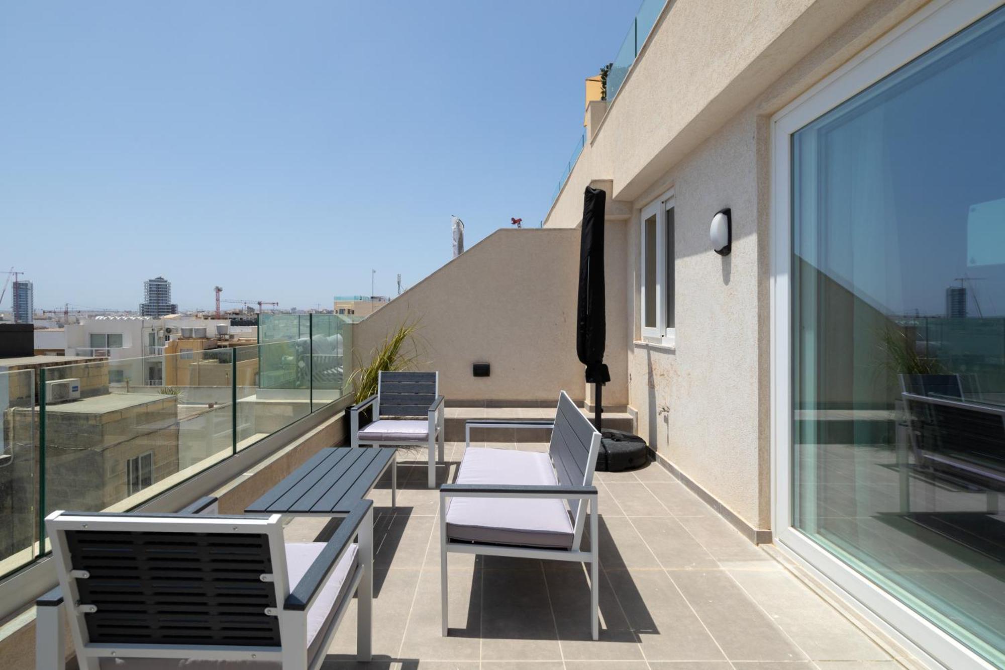 Modern 2Br Cosy Apartment With Large Terrace - Close To Manoel Island & Tigne Shopping Mall Sliema Buitenkant foto