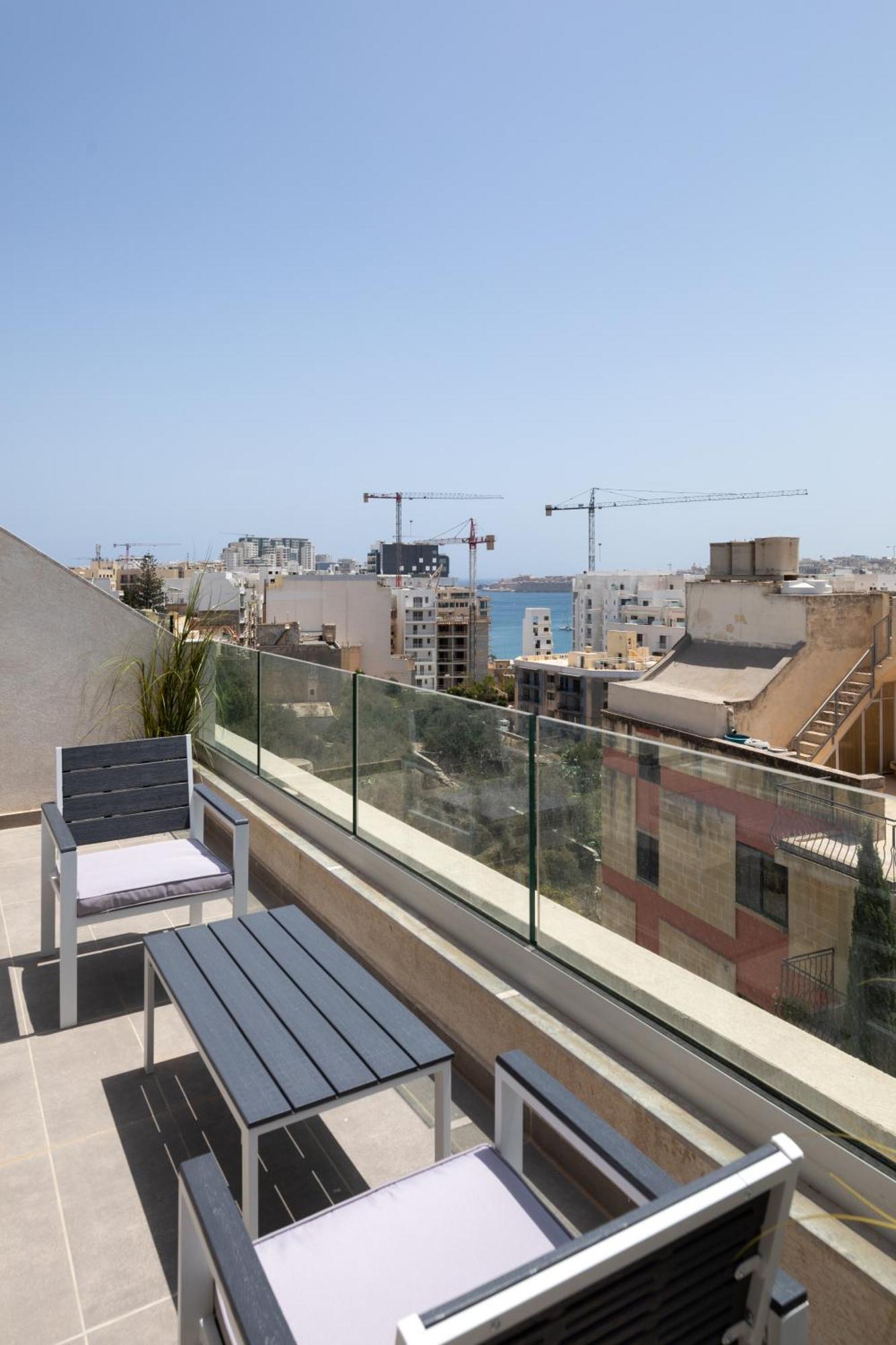 Modern 2Br Cosy Apartment With Large Terrace - Close To Manoel Island & Tigne Shopping Mall Sliema Buitenkant foto